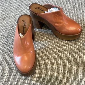 Free People light/burnt orang summer clogs 37,5 size.